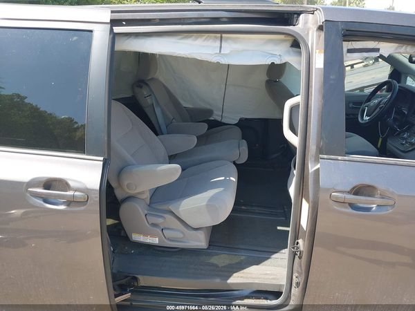 2016 TOYOTA SIENNA LE 8 PASSENGER — I8