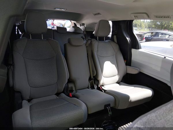 2025 TOYOTA SIENNA LE — I8