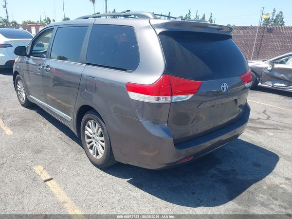 2012 TOYOTA SIENNA XLE V6 8 PASSENGER — I3