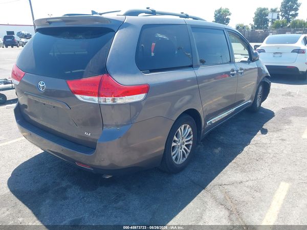 2012 TOYOTA SIENNA XLE V6 8 PASSENGER — I4