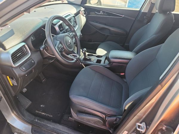 2016 KIA SORENTO L / LX