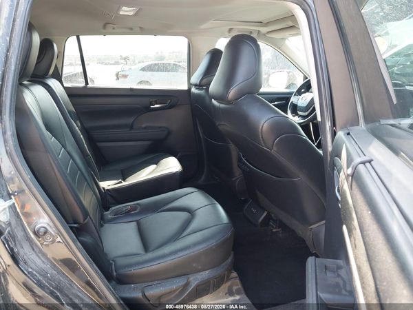 2022 TOYOTA HIGHLANDER XLE — I8