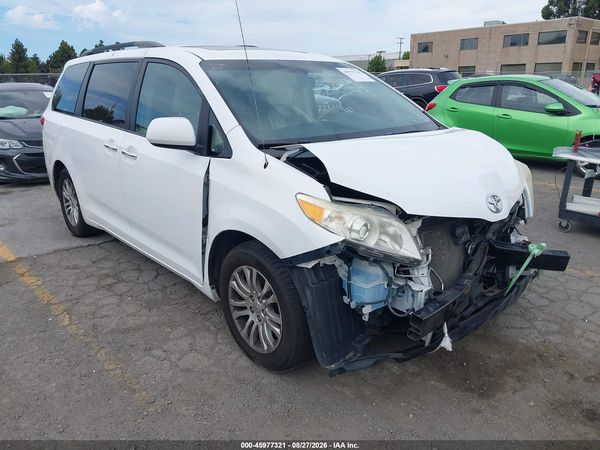 2014 TOYOTA SIENNA XLE V6 8 PASSENGER — I1