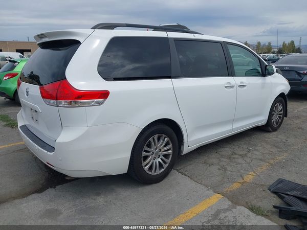 2014 TOYOTA SIENNA XLE V6 8 PASSENGER — I4
