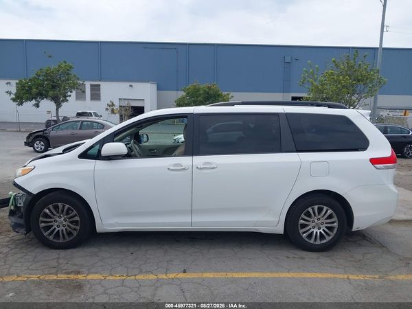 2014 TOYOTA SIENNA XLE V6 8 PASSENGER — I117