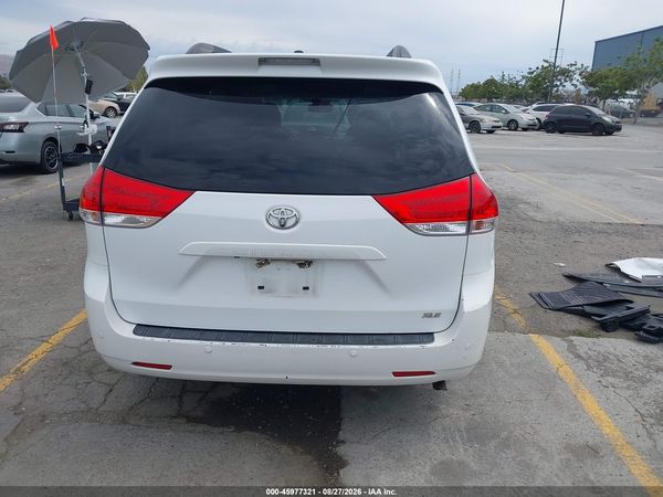 2014 TOYOTA SIENNA XLE V6 8 PASSENGER — I119