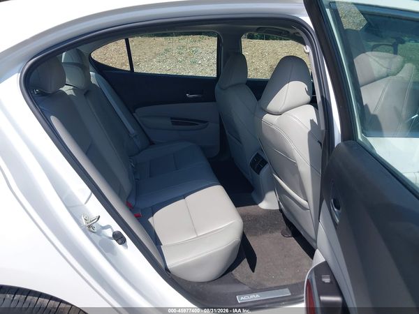 2016 ACURA TLX Base — I8
