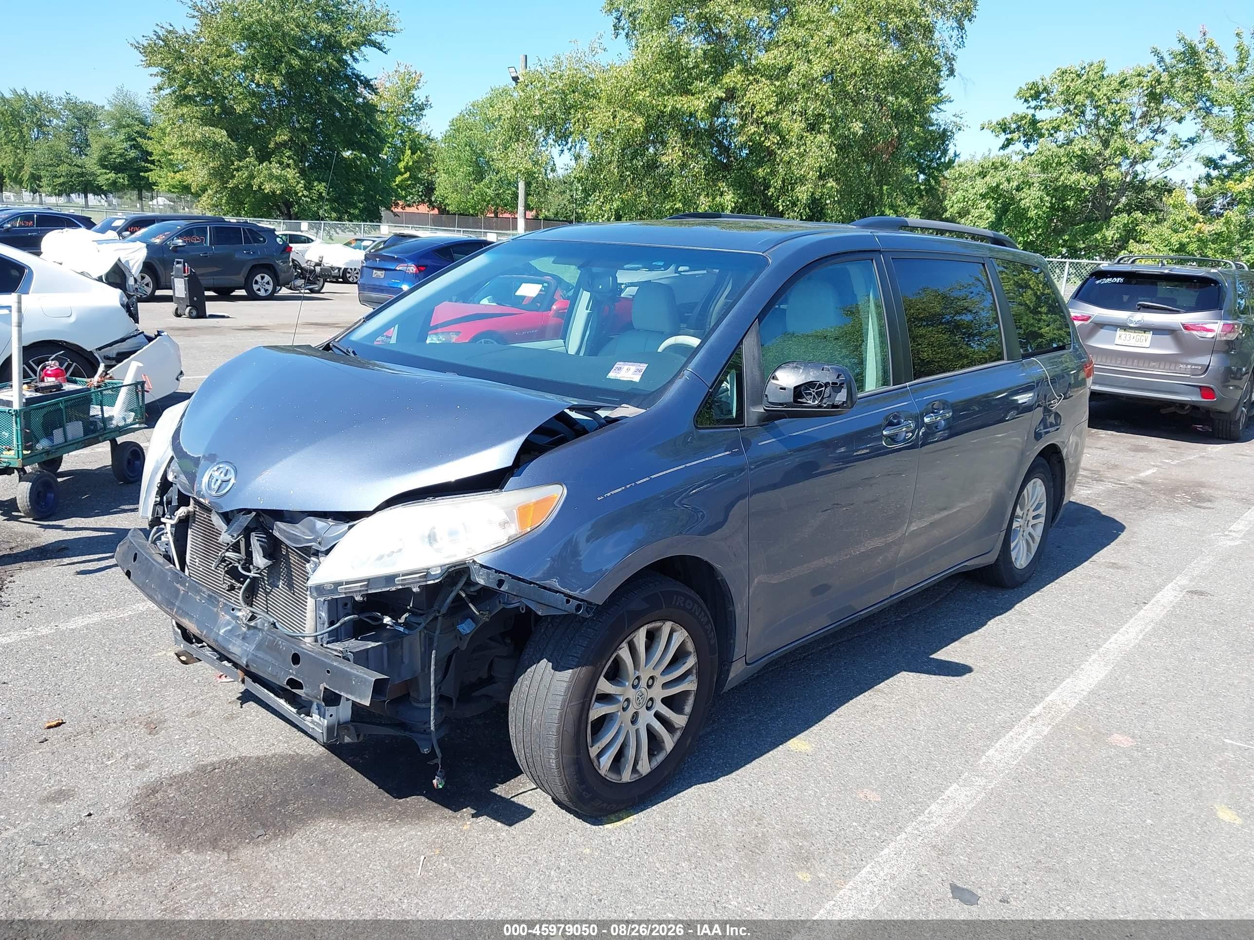 2013 TOYOTA SIENNA XLE V6 8 PASSENGER — I2