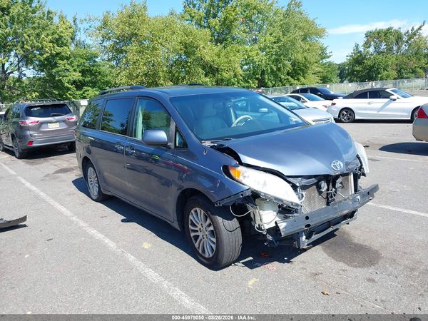 2013 TOYOTA SIENNA XLE V6 8 PASSENGER — I1