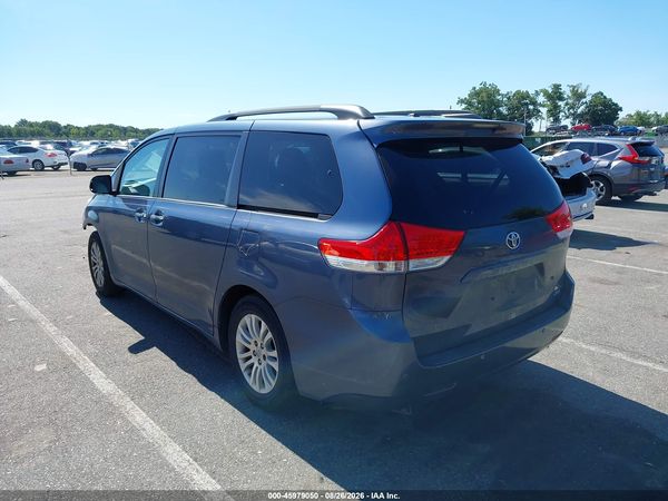 2013 TOYOTA SIENNA XLE V6 8 PASSENGER — I3