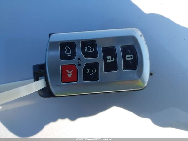 2013 TOYOTA SIENNA XLE V6 8 PASSENGER — I11