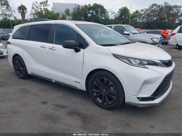 2021 TOYOTA SIENNA XSE