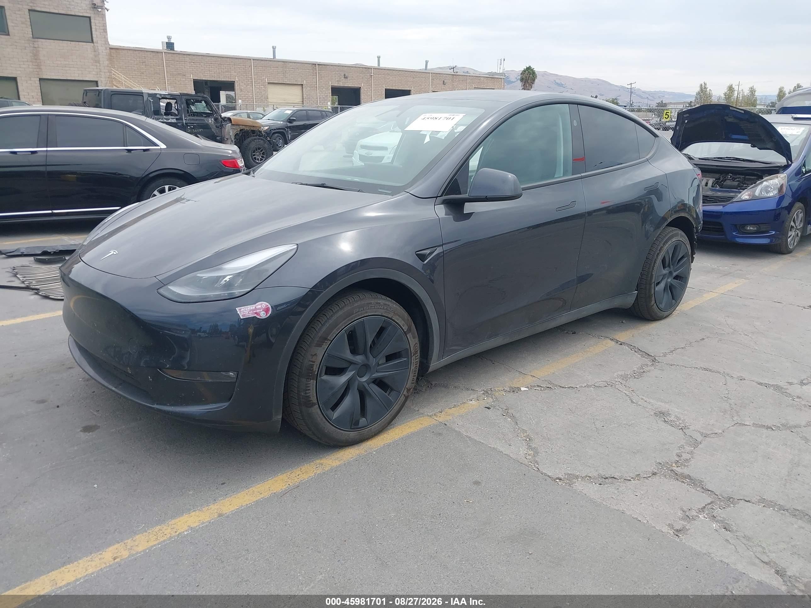 2025 TESLA MODEL Y — I2