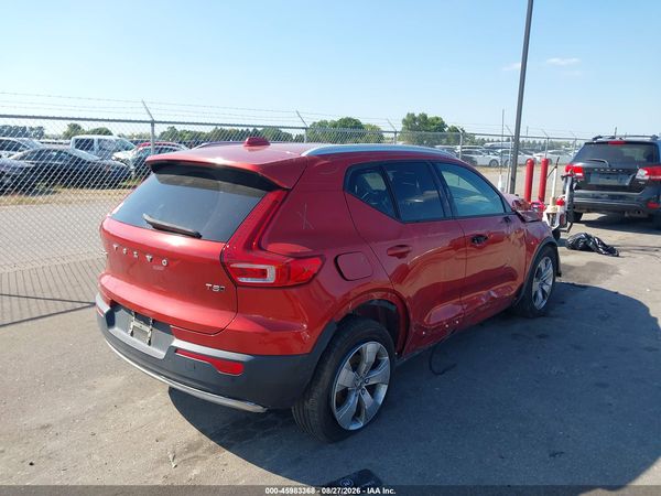 2021 VOLVO XC40 T5 MOMENTUM — I4