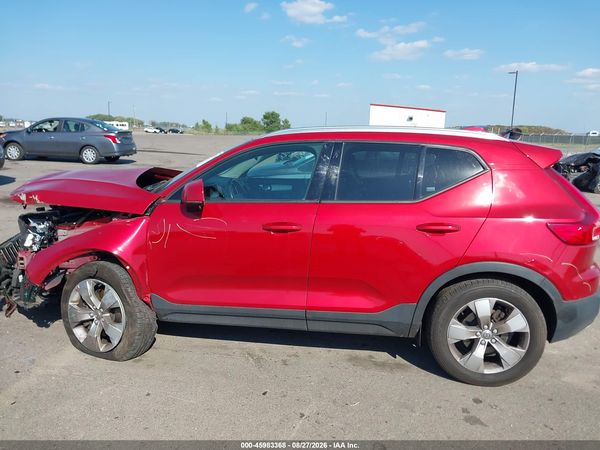 2021 VOLVO XC40 T5 MOMENTUM — I117