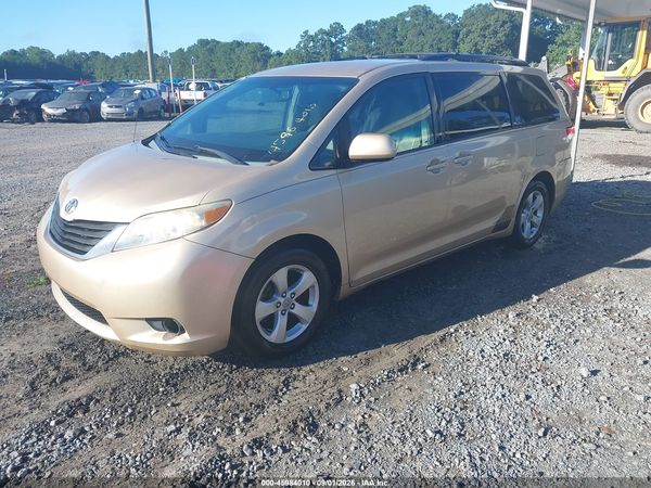 2012 TOYOTA SIENNA — I2