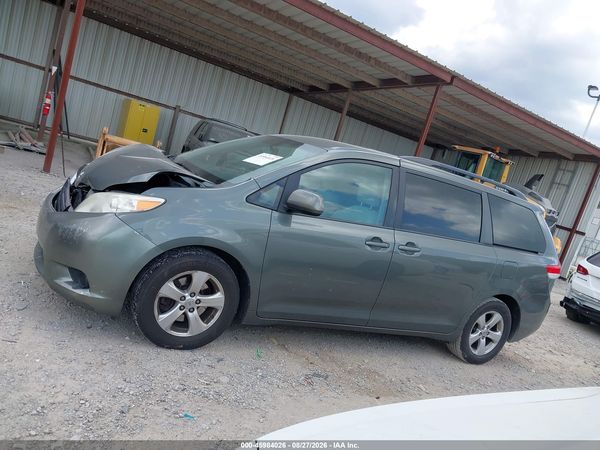 2014 TOYOTA SIENNA LE V6 8 PASSENGER — I117