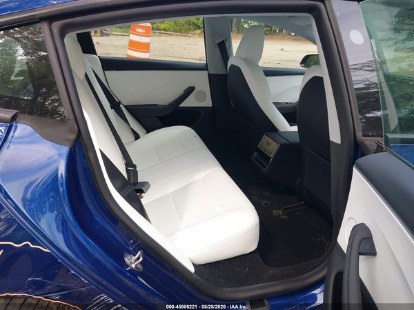 2025 TESLA MODEL 3 — I8