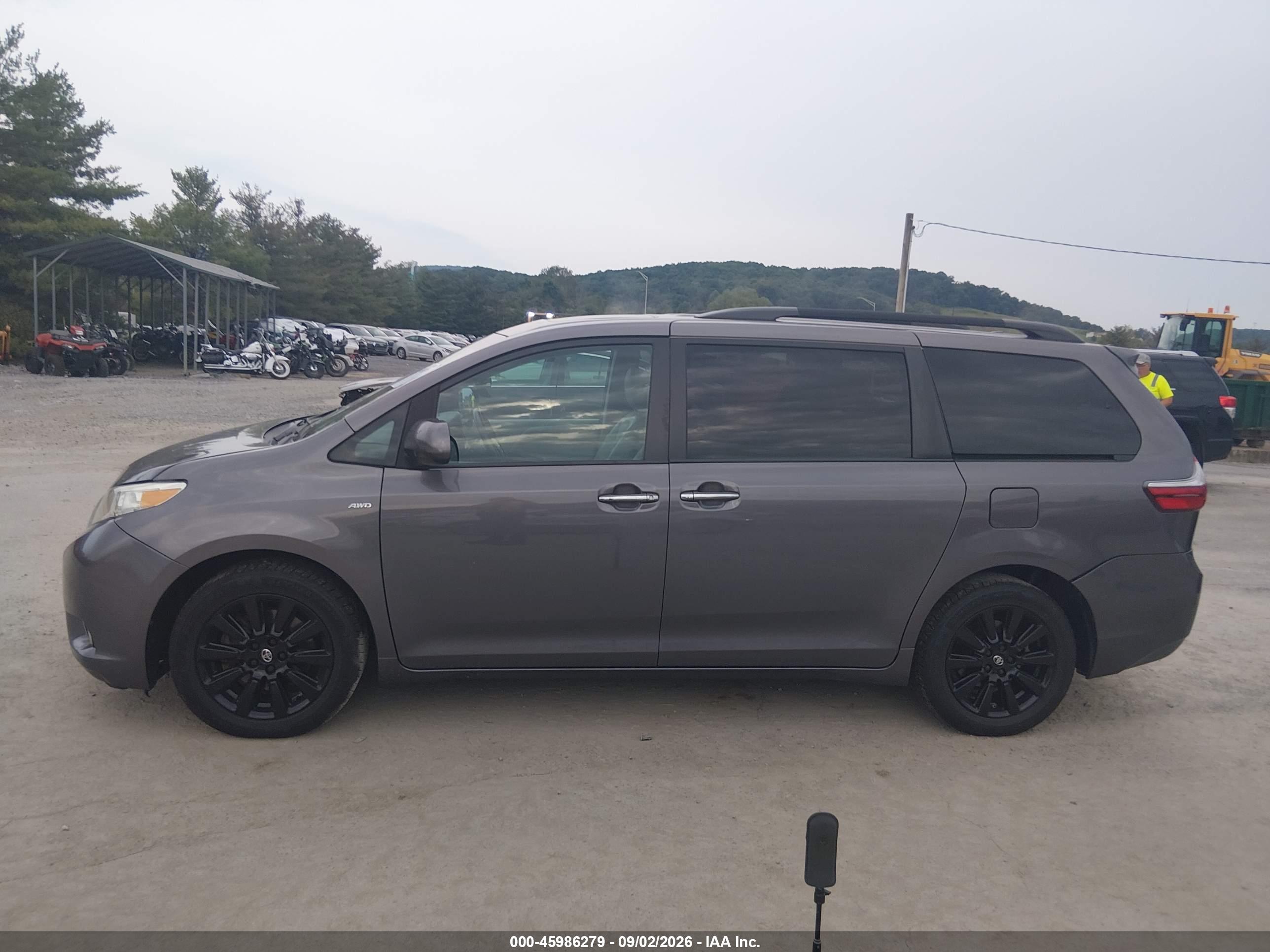 2017 TOYOTA SIENNA XLE 7 PASSENGER
