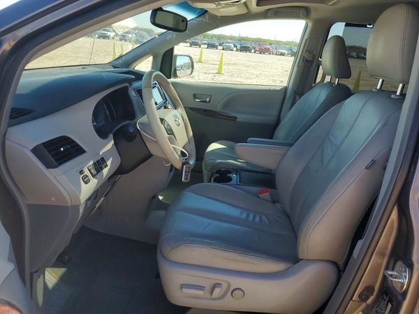 2014 TOYOTA SIENNA
