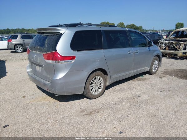 2012 TOYOTA SIENNA XLE V6 8 PASSENGER — I4