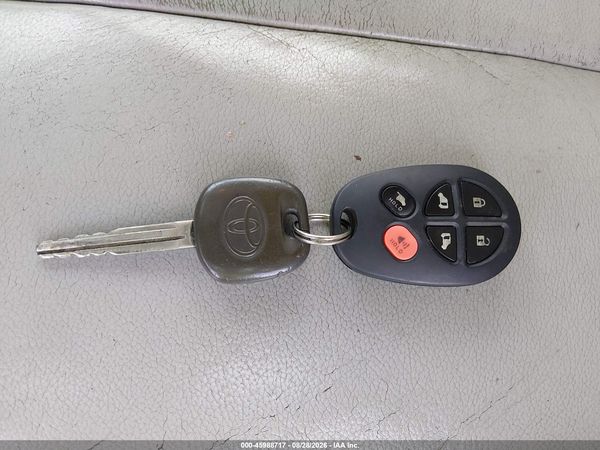 2012 TOYOTA SIENNA XLE V6 8 PASSENGER — I11