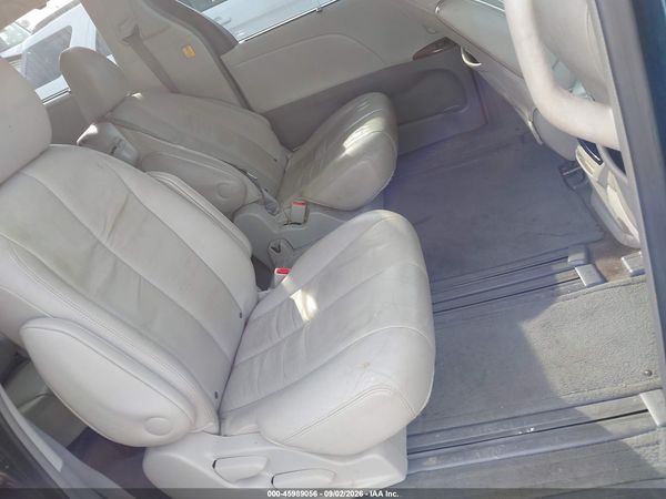 2012 TOYOTA SIENNA XLE V6 8 PASSENGER — I8