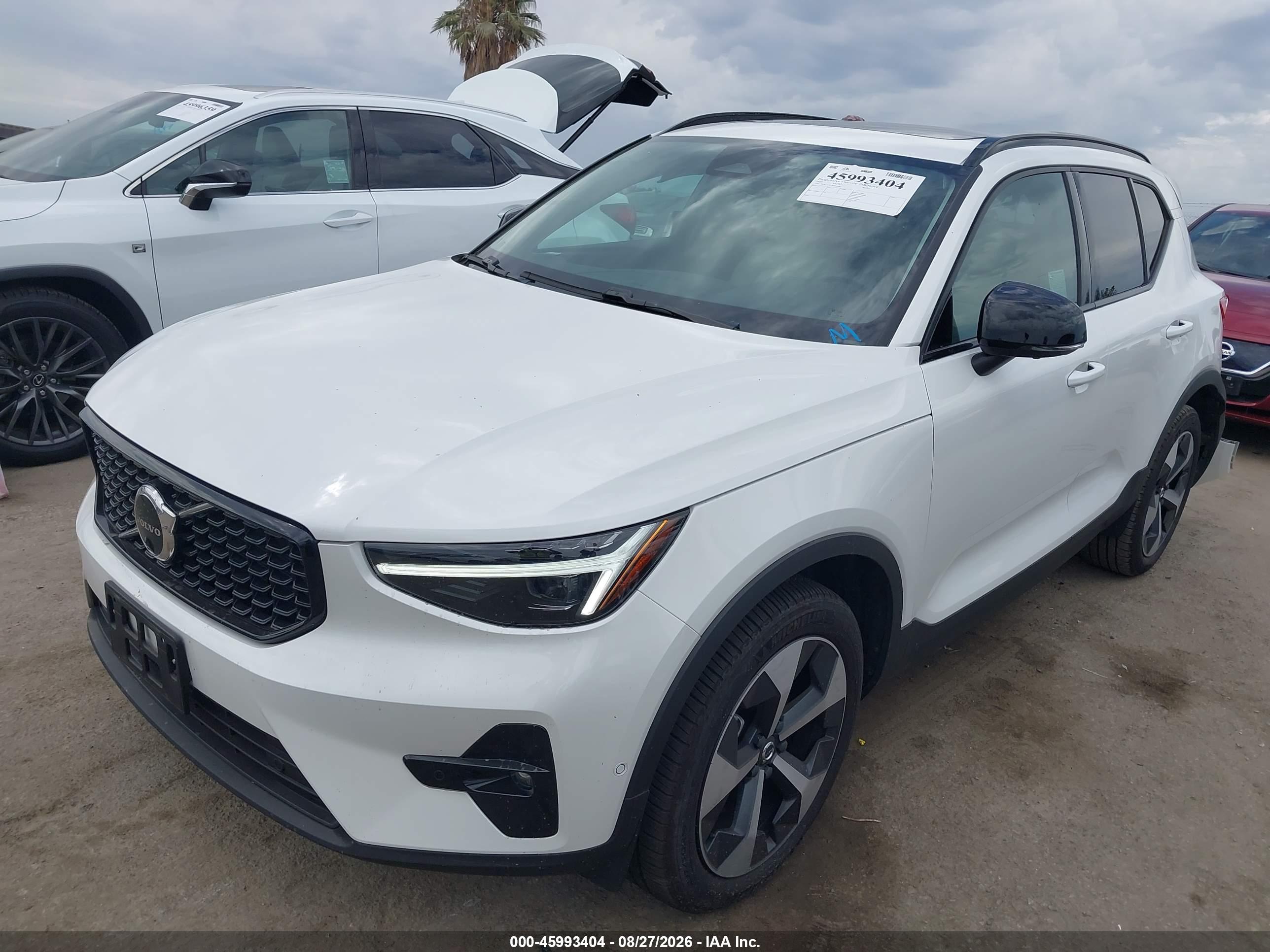 2025 VOLVO XC40 B5 PLUS DARK THEME — I2