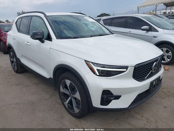 2025 VOLVO XC40 B5 PLUS DARK THEME — I1