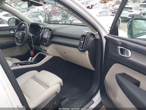 2025 VOLVO XC40 B5 PLUS DARK THEME — I5
