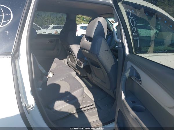 2013 CHEVROLET TRAVERSE LS — I8