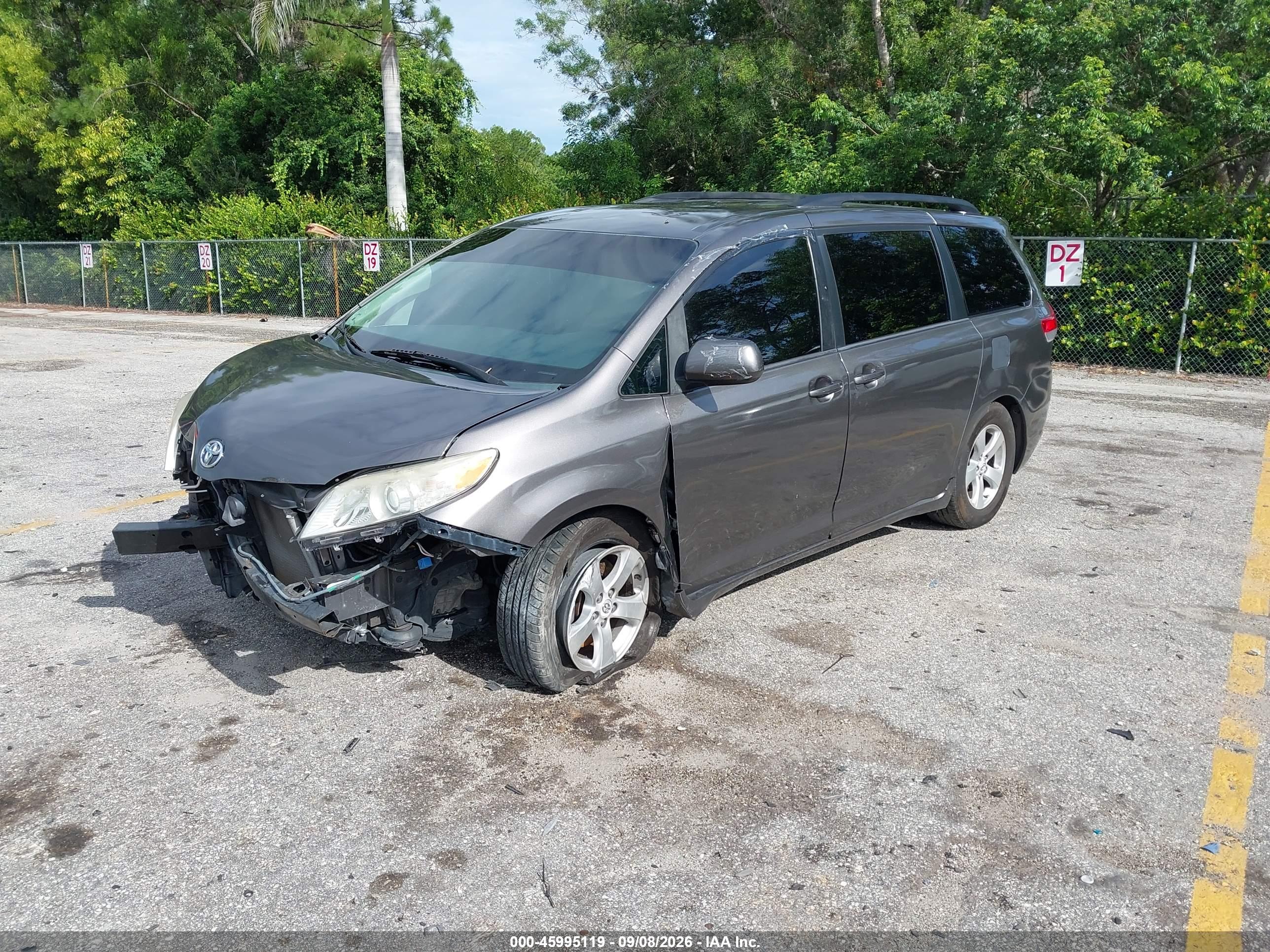 2013 TOYOTA SIENNA LE V6 8 PASSENGER — I2