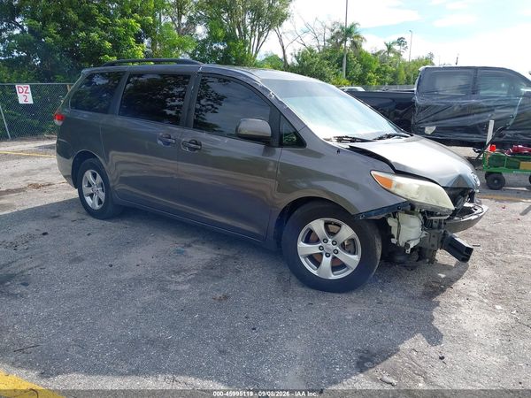2013 TOYOTA SIENNA LE V6 8 PASSENGER — I1