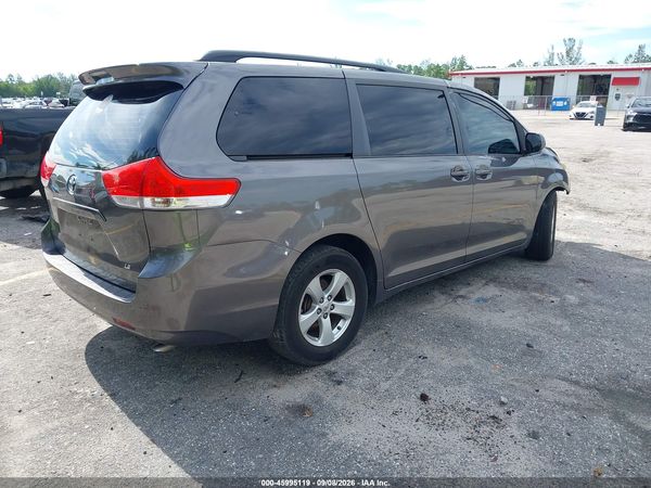2013 TOYOTA SIENNA — I4