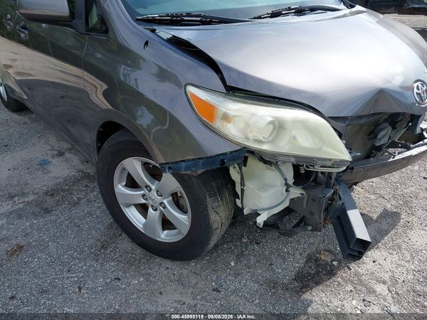 2013 TOYOTA SIENNA LE V6 8 PASSENGER — I6