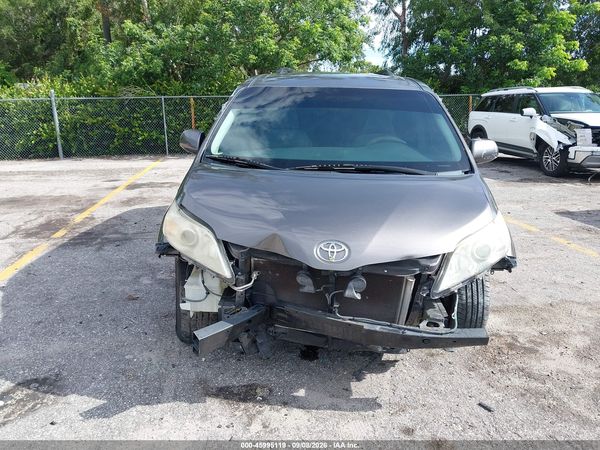 2013 TOYOTA SIENNA LE V6 8 PASSENGER — I115