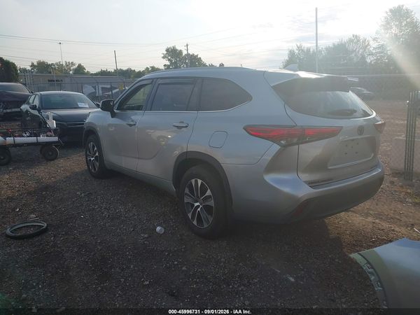 2022 TOYOTA HIGHLANDER XLE — I3