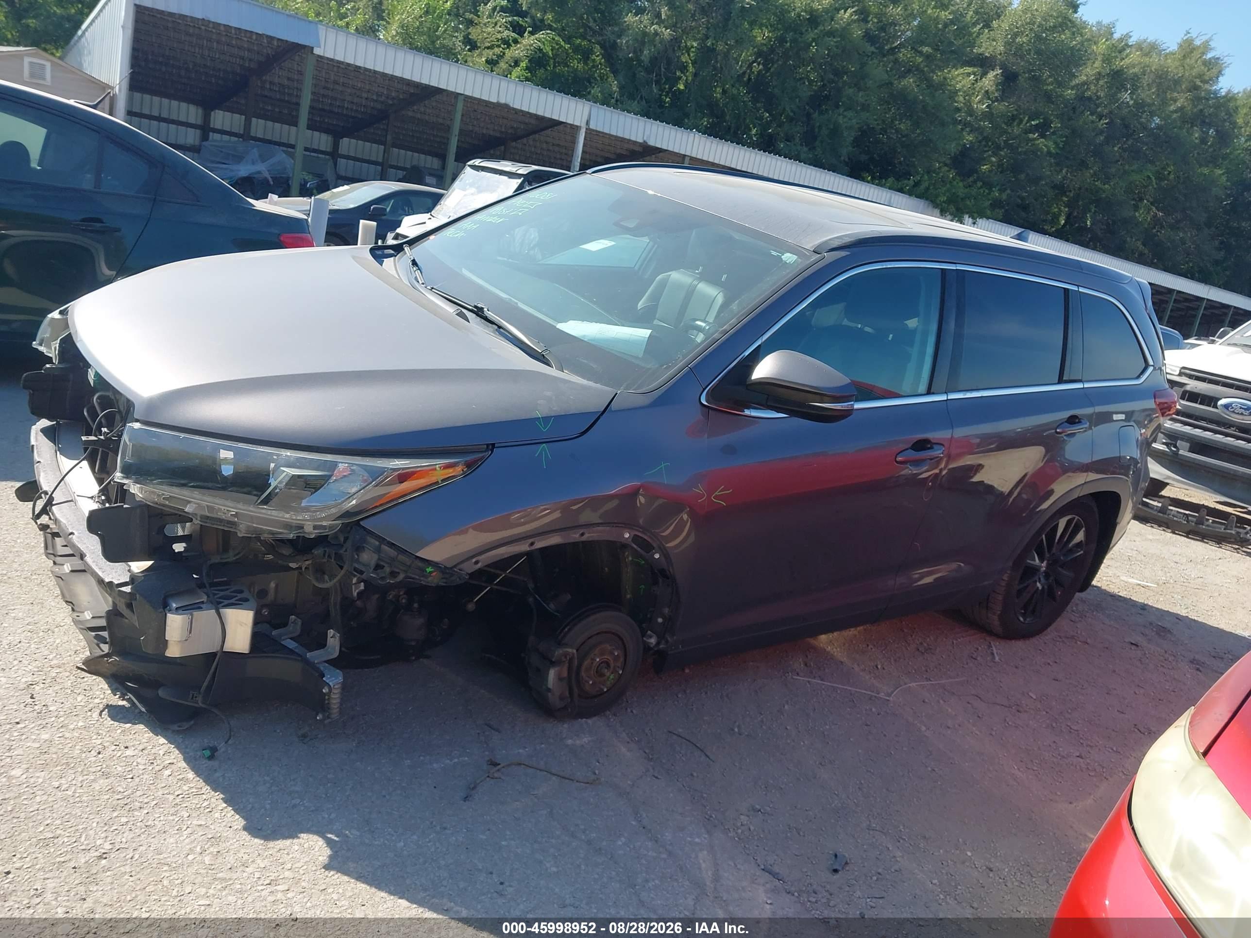 2019 TOYOTA HIGHLANDER SE
