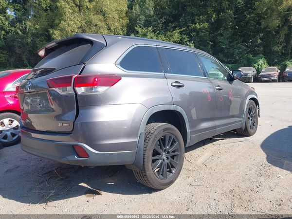 2019 TOYOTA HIGHLANDER SE