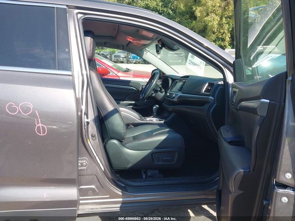 2019 TOYOTA HIGHLANDER SE