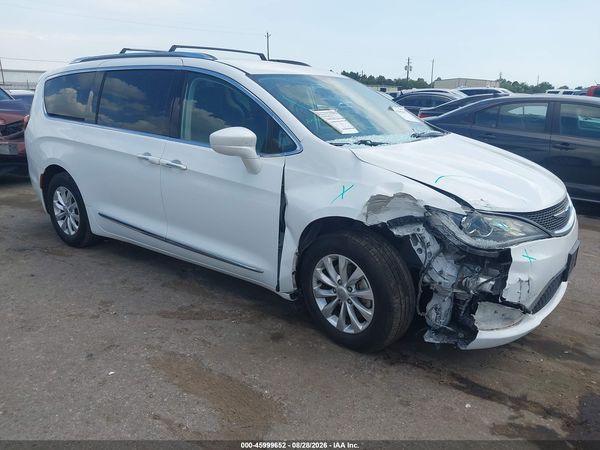 2019 CHRYSLER PACIFICA TOURING L — I1