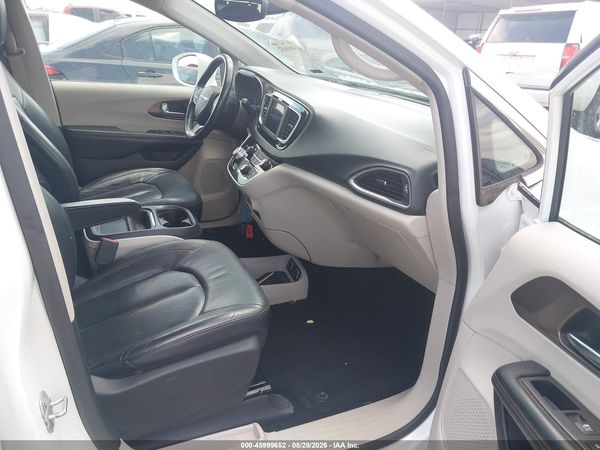 2019 CHRYSLER PACIFICA TOURING L — I5