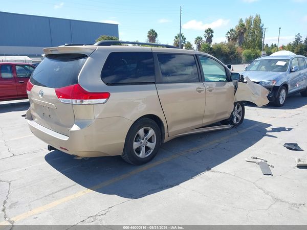 2013 TOYOTA SIENNA — I4