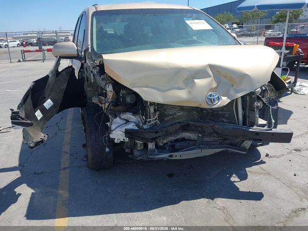 2013 TOYOTA SIENNA LE V6 8 PASSENGER — I6