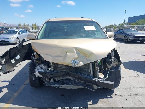 2013 TOYOTA SIENNA LE V6 8 PASSENGER — I115