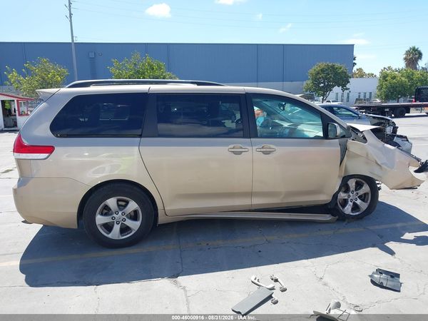 2013 TOYOTA SIENNA LE V6 8 PASSENGER — I116