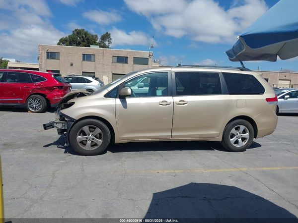 2013 TOYOTA SIENNA LE V6 8 PASSENGER — I117