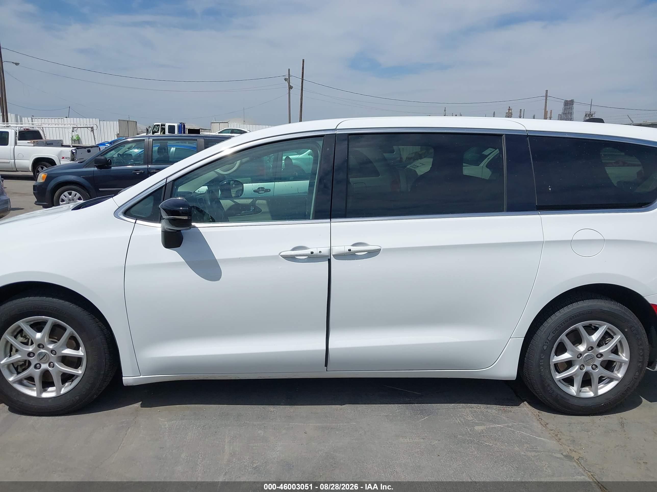 2024 CHRYSLER VOYAGER LX