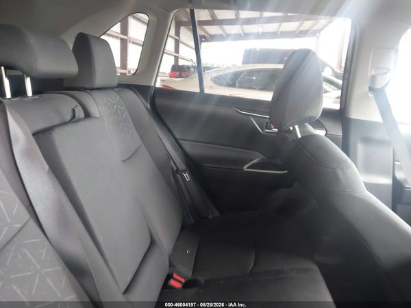 2024 TOYOTA RAV4 XLE — I8