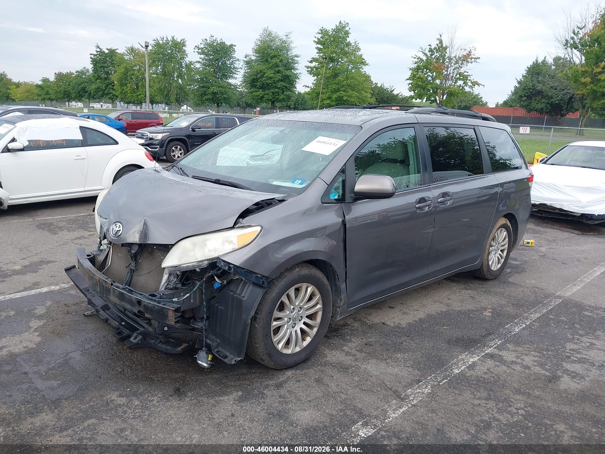 2014 TOYOTA SIENNA XLE V6 8 PASSENGER — I2